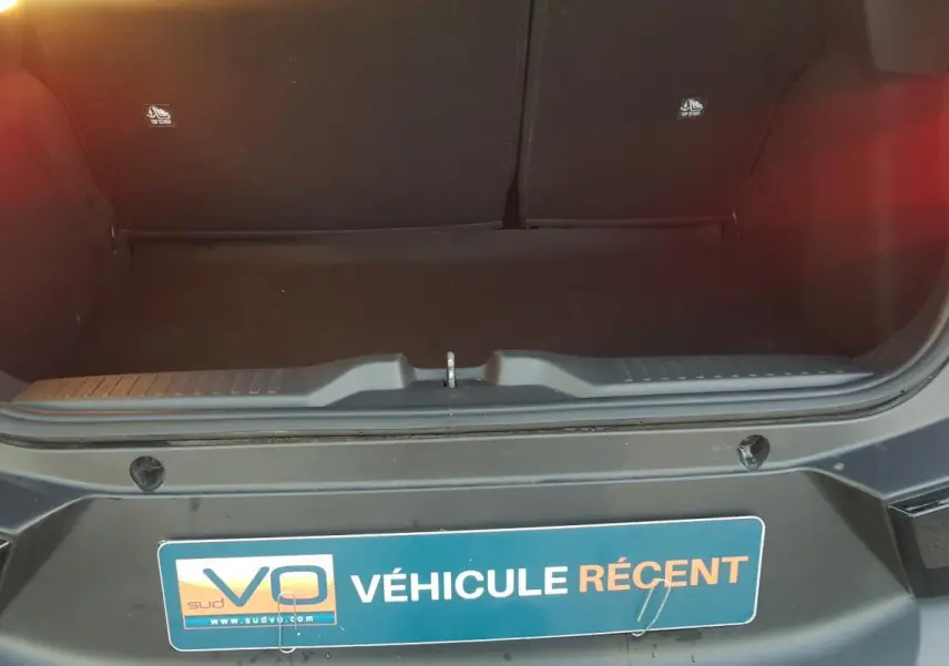 Coffre ouvert vu de l'arrière d'une Citroën C3 noire 2025, montrant l'espace de chargement vide.