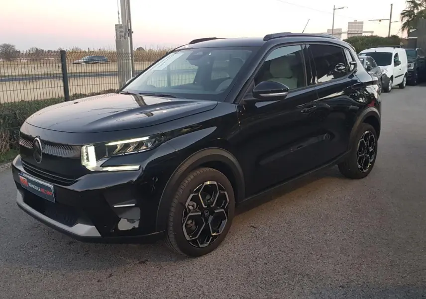 SUV Citroën C3 noir en 3/4 avant droit, avec jantes alliage noires et barres de toit visibles.