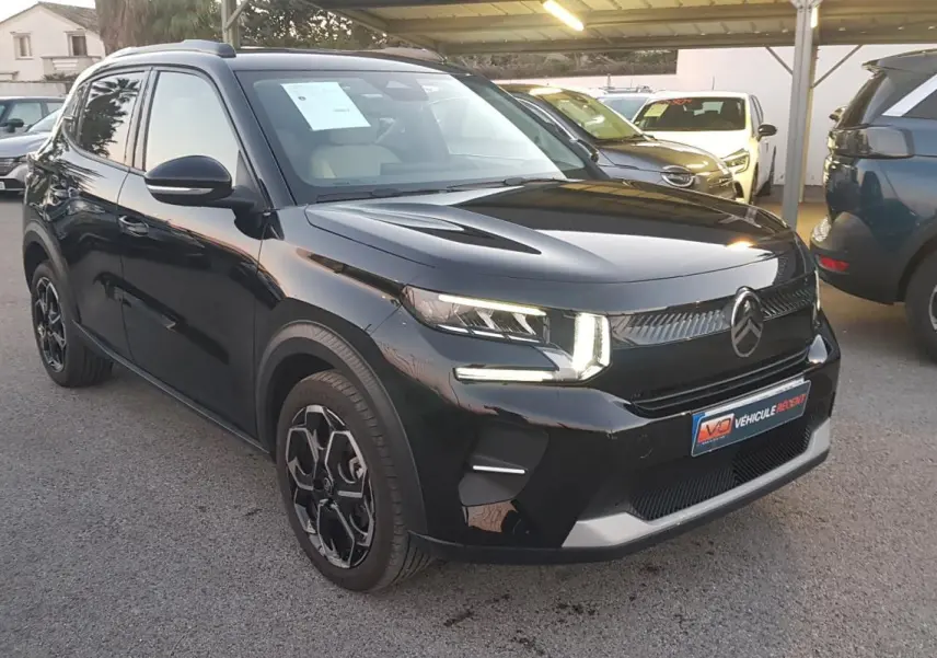 Citroën C3 Turbo 100 ch noir vue 3/4 avant droit avec jantes alliage et feux LED allumés.