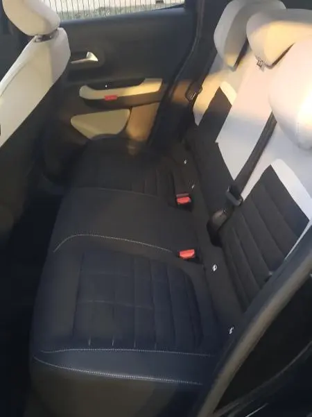 Vue intérieure côté droit des sièges arrière noirs et gris du Citroën C3 Turbo 100 ch BVM6 Max 2025 avec ceintures et appuie-têtes.
