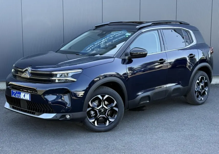 Citroën C5 Aircross Bleu Eclipse en 3/4 avant droit, avec jantes alliage bi-ton et barres de toit noires.