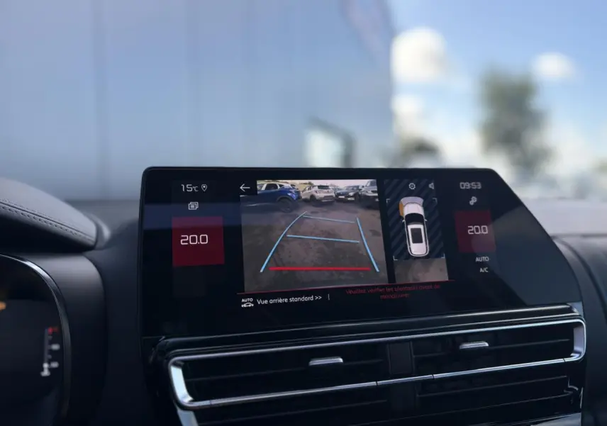 Écran tactile intérieur du tableau de bord du Citroën C5 Aircross 2025 montrant la caméra de recul et la climatisation à 20°C.