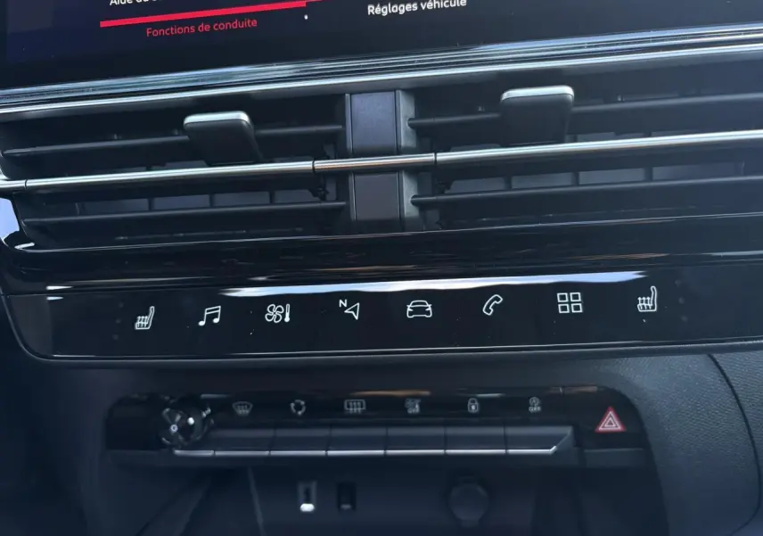 Gros plan sur la console centrale tactile du Citroën C5 Aircross 2025, avec commandes climatisation et sièges chauffants.