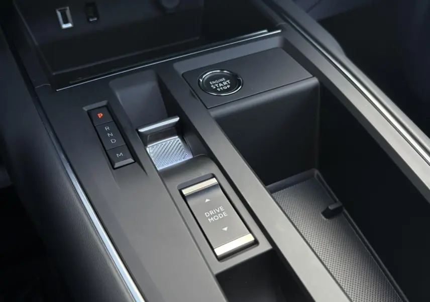 Gros plan sur la console centrale noire du Citroën C5 Aircross 2025 avec bouton Start/Stop et commandes de boîte auto.