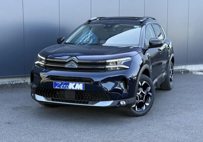 Vue 3/4 avant droite d'un Citroën C5 Aircross Bleu Eclipse avec jantes alliage bi-ton et toit ouvrant panoramique.
