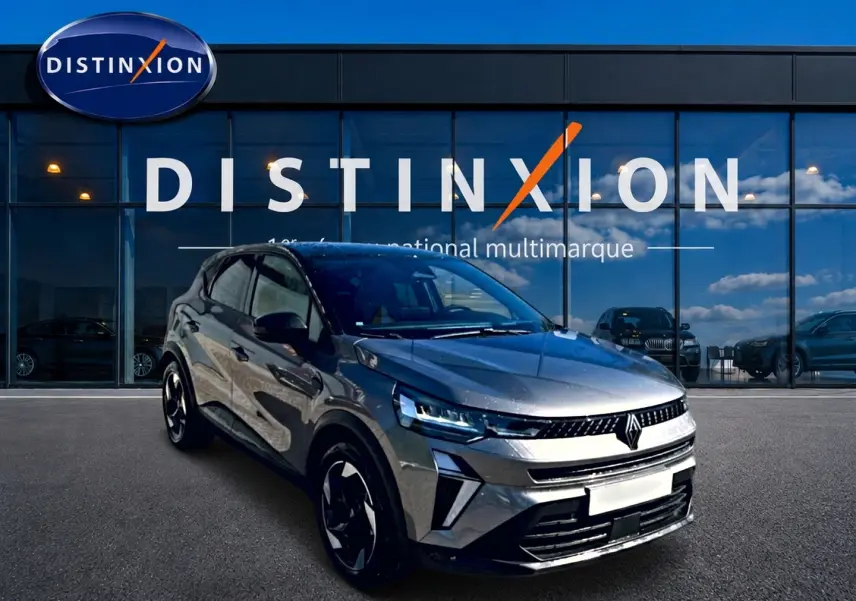 Renault Captur 2026 gris cassiopée en 3/4 avant droit, avec calandre distinctive et jantes noires stylisées.