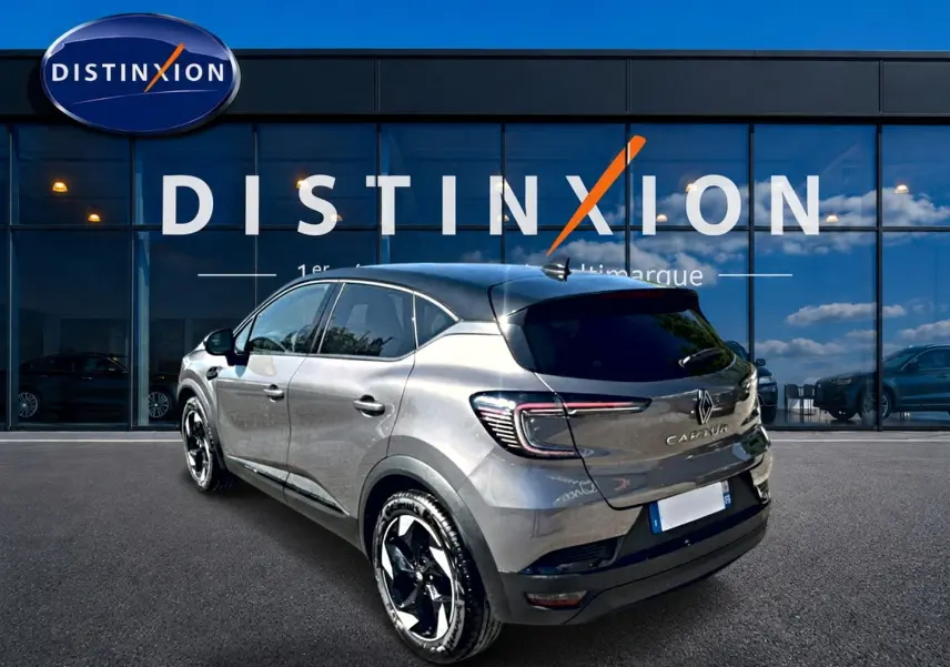 Vue 3/4 arrière droite du Renault Captur gris cassiopée 2026 avec jantes noires et vitres surteintées.