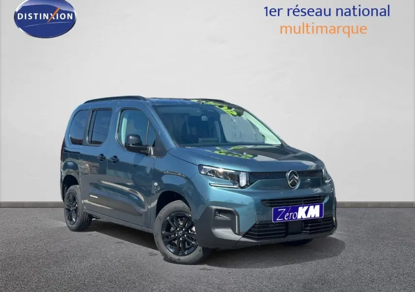 Vue 3/4 avant d'un Citroën Berlingo 2026 bleu Kiama avec jantes noires et barres de toit.