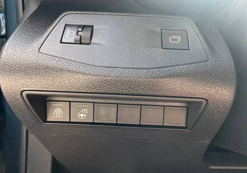 Vue rapprochée des commandes noires sur la gauche du tableau de bord du Citroën Berlingo Kiama Blue 2026.