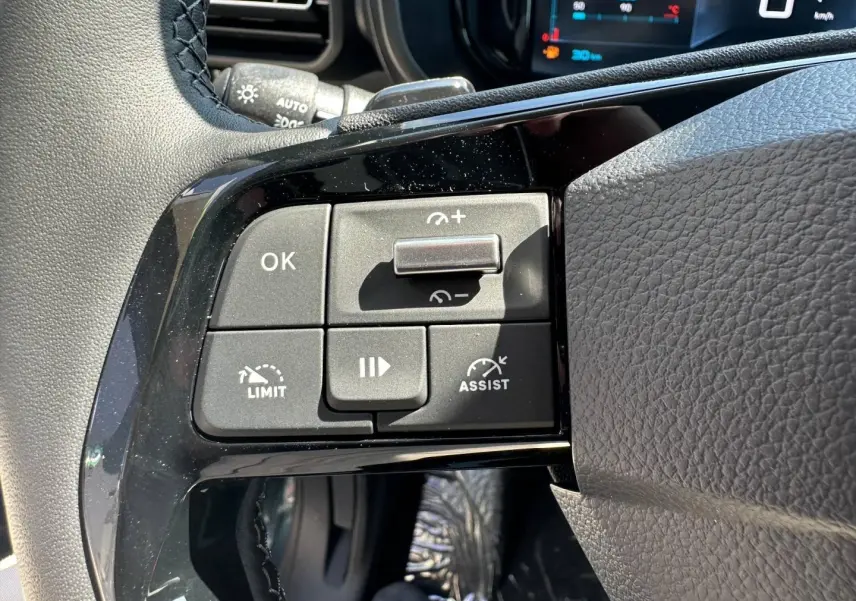 Gros plan sur les commandes multifonctions du volant cuir du Citroën Berlingo 2026, version Kiama Blue.