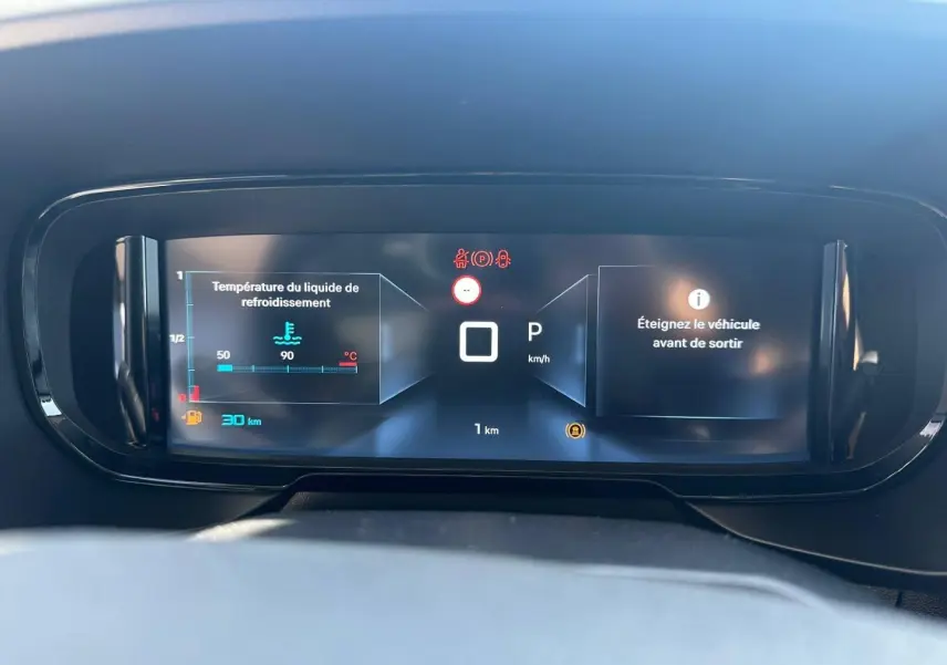 Tableau de bord numérique du Citroën Berlingo 2026 affichant la température liquide de refroidissement et message d'arrêt du véhicule.