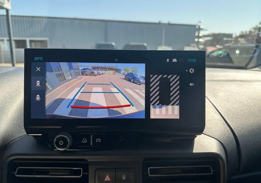 Écran tactile intérieur affichant la caméra de recul du Citroën Berlingo bleu Kiama, vue du tableau de bord.