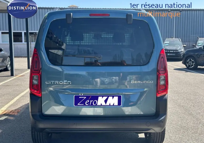 Vue arrière d'un Citroën Berlingo Kiama Blue avec hayon et feux arrière rouges visibles en plein jour.