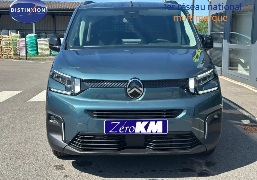 Vue de face du Citroën Berlingo 2026 en Kiama Blue avec calandre noire et phares LED distinctifs.
