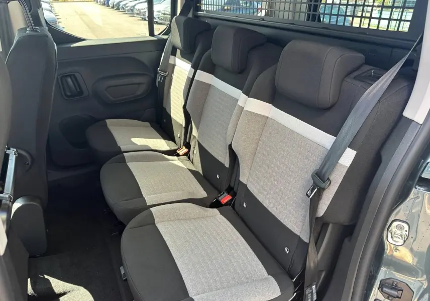 Vue intérieure côté droit sur les trois sièges individuels arrière du Citroën Berlingo 2026 en Kiama Blue.