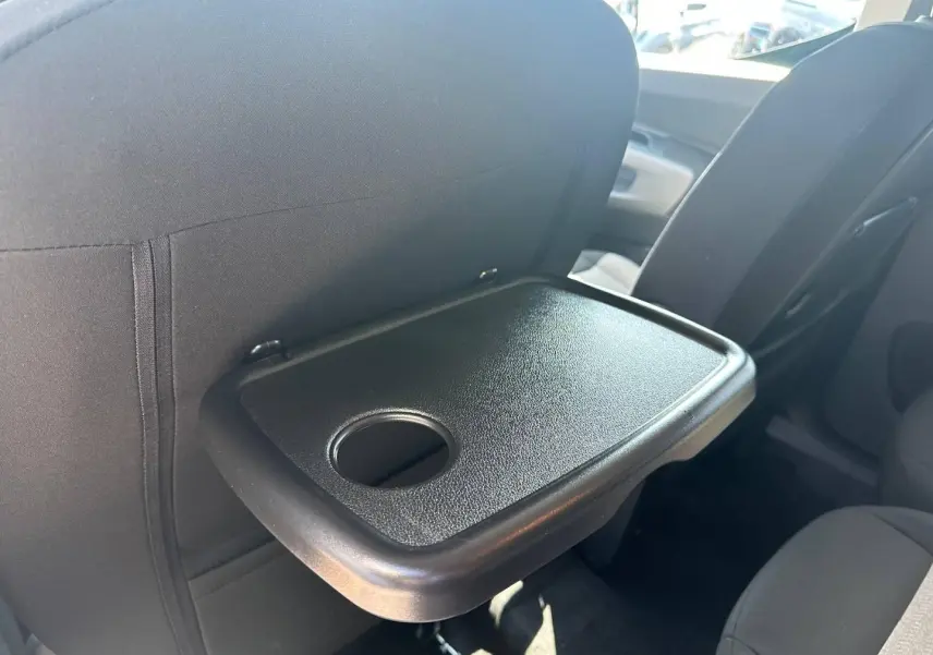 Tablette arrière noire rabattable avec porte-gobelet dans un Citroën Berlingo Kiama Blue, vue côté gauche.