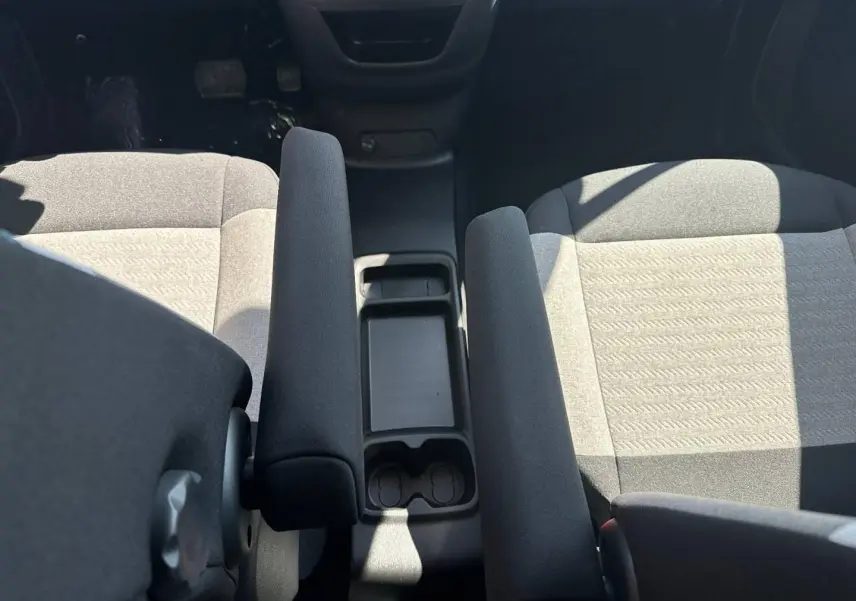 Vue intérieure centrée sur les accoudoirs avant et la console centrale du Citroën Berlingo Kiama Blue 2026.