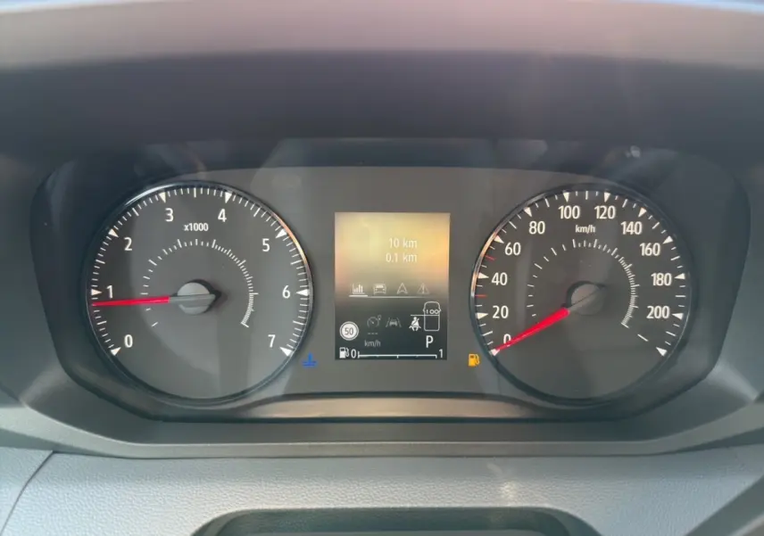Gros plan sur le combiné d'instruments du Renault Master 2026, affichage multifonctions numérique au centre.