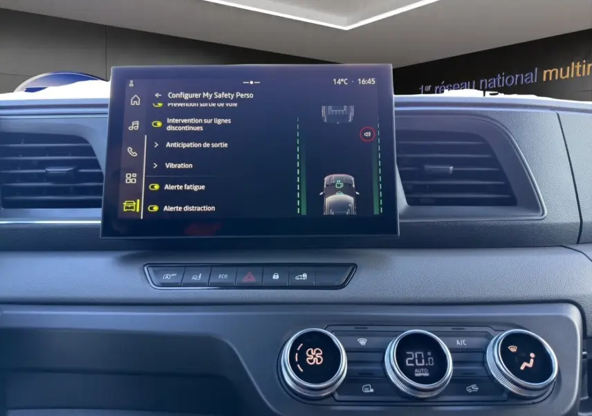 Vue intérieure du tableau de bord du Renault Master 2026 avec écran tactile et commandes de climatisation digitales.