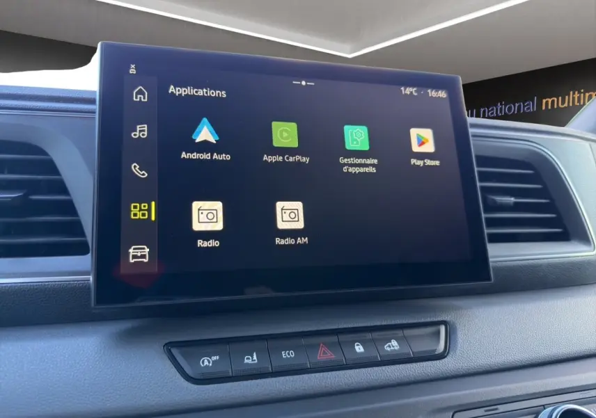 Écran tactile central du tableau de bord du Renault Master FG L2H2 2026, affichant Android Auto et Apple CarPlay.
