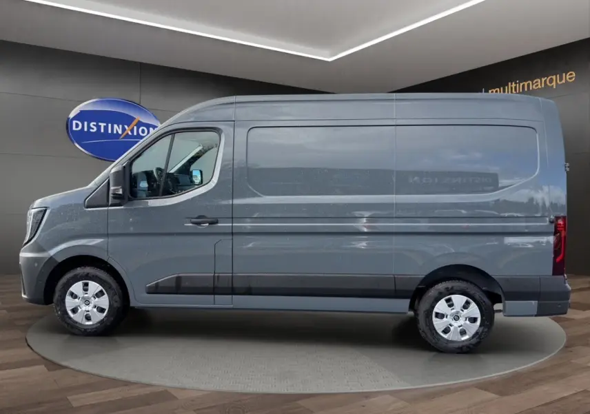 Vue de profil côté gauche d’un Renault Master gris avec porte latérale coulissante et jantes argentées.