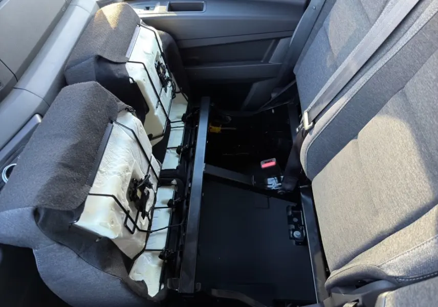 Vue intérieure rapprochée des sièges avant gris du Renault Master FG L2H2, avec assises relevées dévoilant la structure métallique.