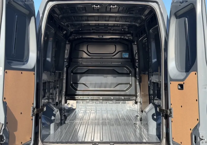 Vue arrière du Renault Master FG L2H2 gris, montrant l'intérieur vide et métallique de la zone de chargement.