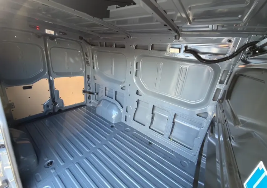 Vue intérieure arrière du Renault Master FG L2H2 2026, montrant la zone de chargement grise avec cloison pleine.