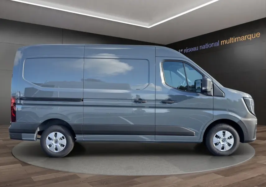 Renault Master gris vue de profil côté droit, fourgon utilitaire avec grandes portes latérales pleines.