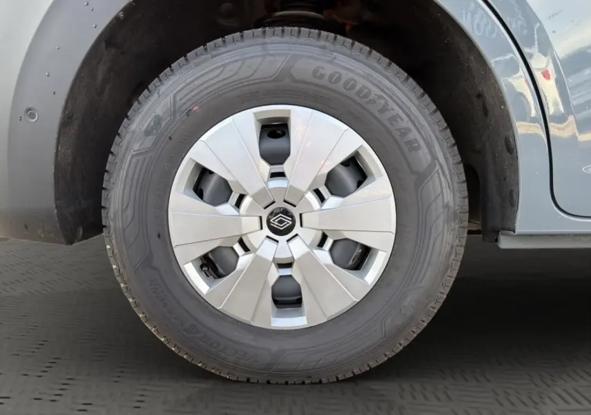 Gros plan sur la roue avant droite du Renault Master gris, avec jante argentée et pneu Goodyear visible.