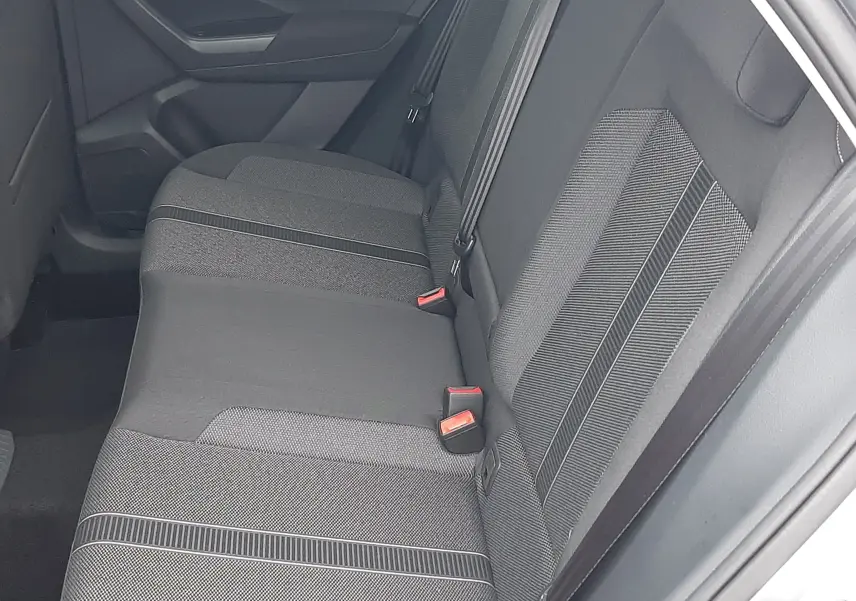 Vue intérieure côté droit des sièges arrière en tissu noir du Volkswagen T-Roc 1.5 TSI 2025.