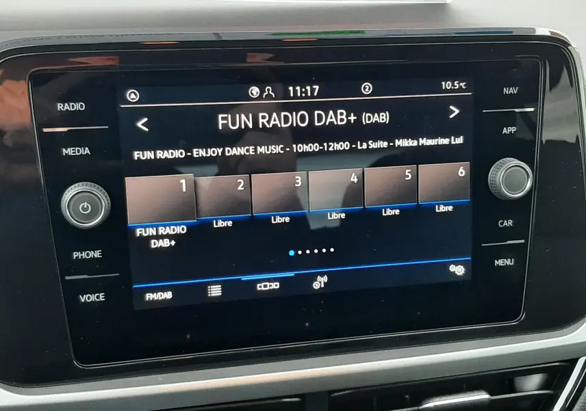 Écran tactile central du Volkswagen T-Roc 2025 affichant la radio Fun Radio DAB+ avec commandes autour de l'écran.