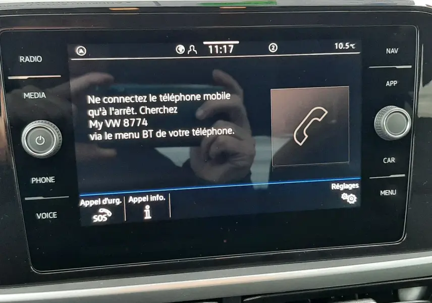 Écran tactile central du Volkswagen T-Roc 2025 affichant les instructions de connexion Bluetooth, avec commandes autour.
