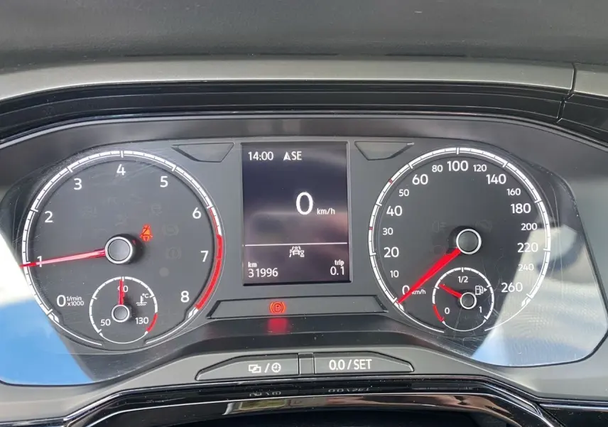 Vue rapprochée du tableau de bord numérique de la Volkswagen Polo 1.0 80ch Lounge Business, affichant 0 km/h et 31 996 km.