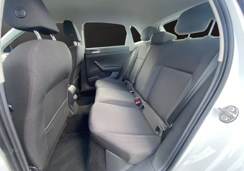 Vue intérieure côté droit sur la banquette arrière noire en tissu d'une Volkswagen Polo blanche 2020 cinq portes.