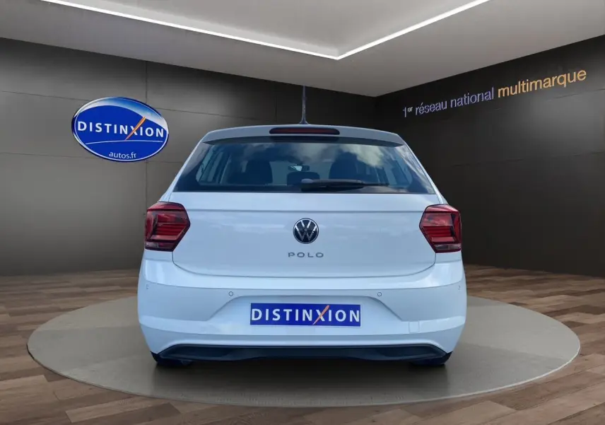 Vue arrière d'une Volkswagen Polo blanche Pure 2020, avec feux arrière rouges et logo VW centré sur le hayon.