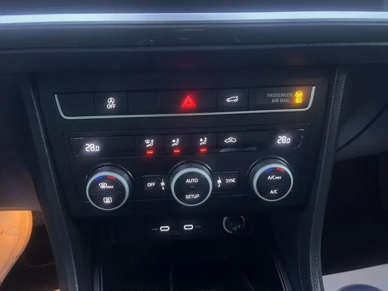 Vue rapprochée du tableau de bord noir du SEAT Ateca 2022, montrant la console de climatisation automatique bi-zone.