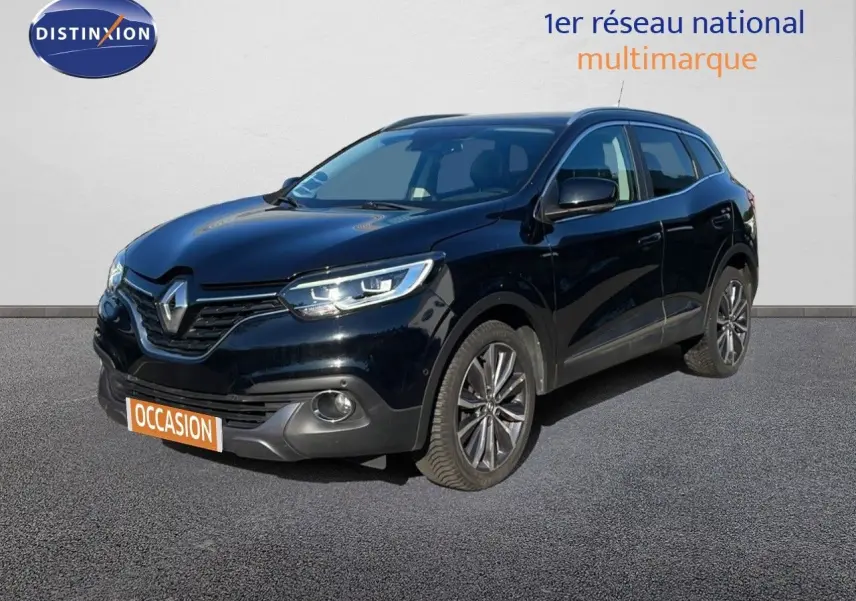 Renault Kadjar noir en 3/4 avant droit, avec jantes alliage et feux LED allumés sur fond neutre.
