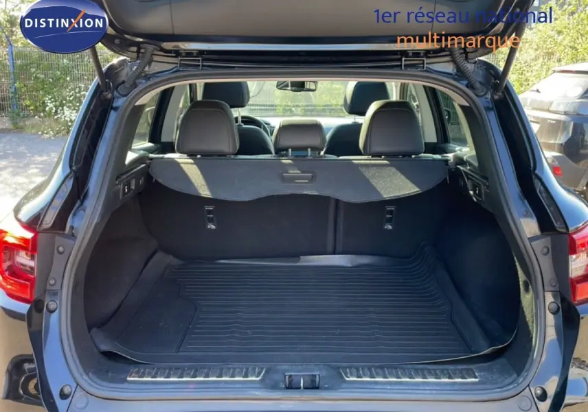 Coffre ouvert vu de l'arrière d'un Renault Kadjar noir 2018, montrant l'espace de chargement et les sièges arrière.