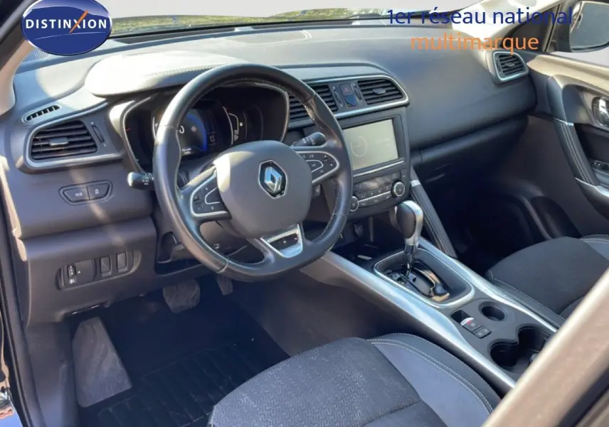 Intérieur noir de Renault Kadjar 2018, vue côté conducteur sur tableau de bord et console centrale avec boîte auto.