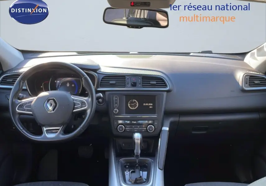Vue intérieure avant du Renault Kadjar noir 2018, mettant en valeur le tableau de bord et la console centrale avec boîte automatique.