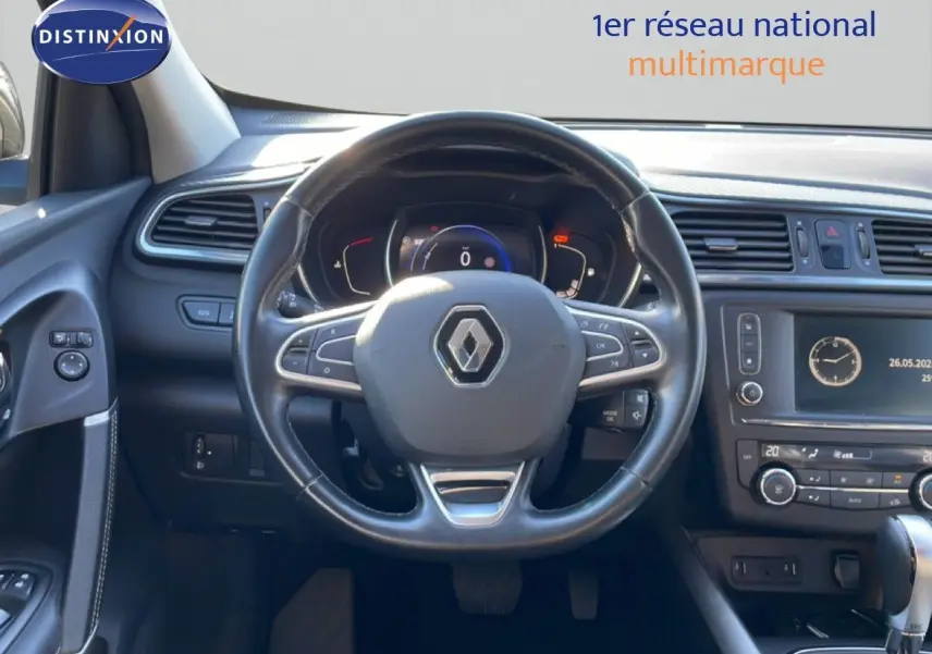 Vue intérieure centrée sur le volant noir du Renault Kadjar 2018 avec tableau de bord digital et console multimédia.