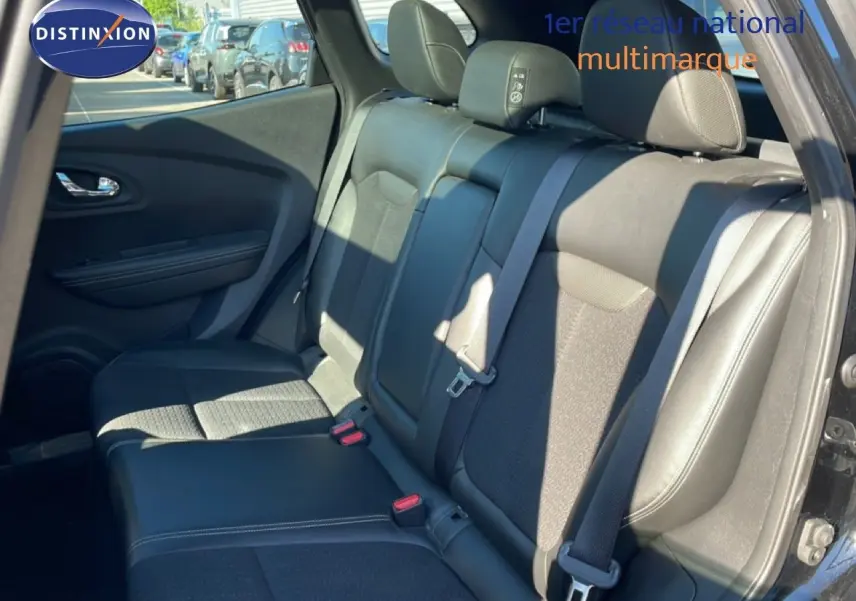 Vue intérieure côté gauche des sièges arrière noirs du Renault Kadjar 2018 avec ceinture de sécurité et porte ouverte.