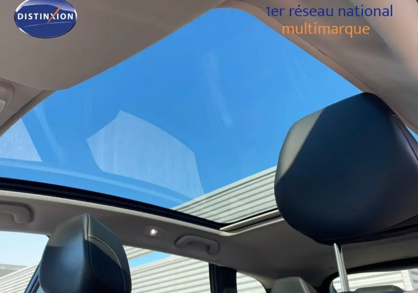 Vue intérieure du toit ouvrant panoramique du Renault Kadjar noir, mettant en valeur les appuie-têtes avant en cuir noir.