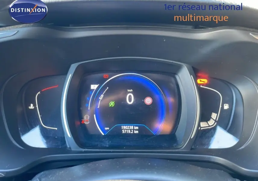 Vue rapprochée du tableau de bord numérique du Renault Kadjar noir, affichant le compteur et les voyants allumés.