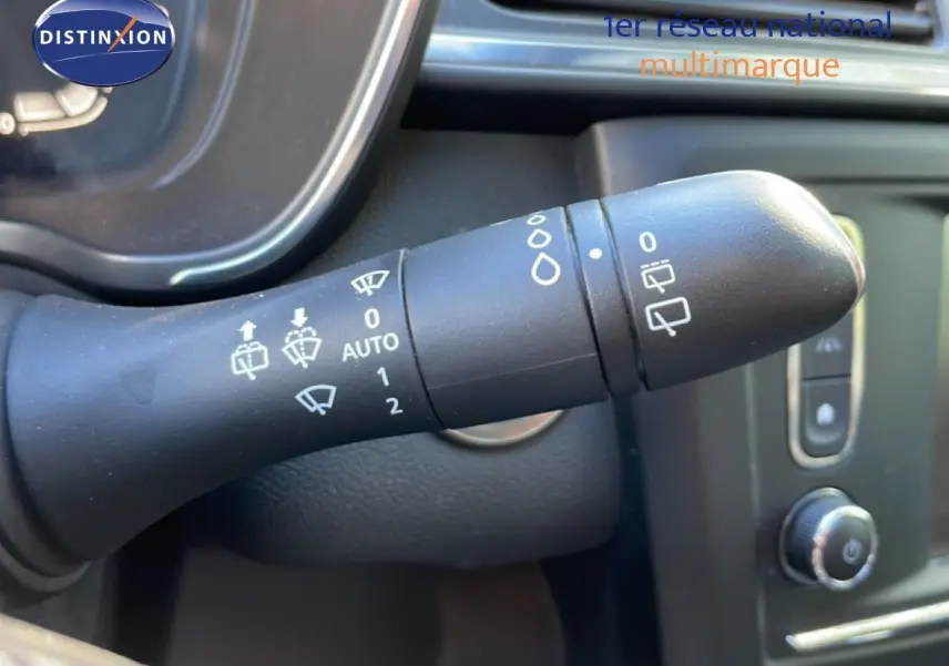 Gros plan sur la commande d’essuie-glace du Renault Kadjar noir, vue intérieure côté gauche du volant.