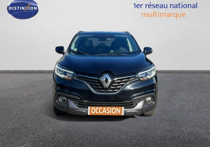 Vue frontale d'un Renault Kadjar noir de 2018 avec calandre chromée et phares LED allumés.
