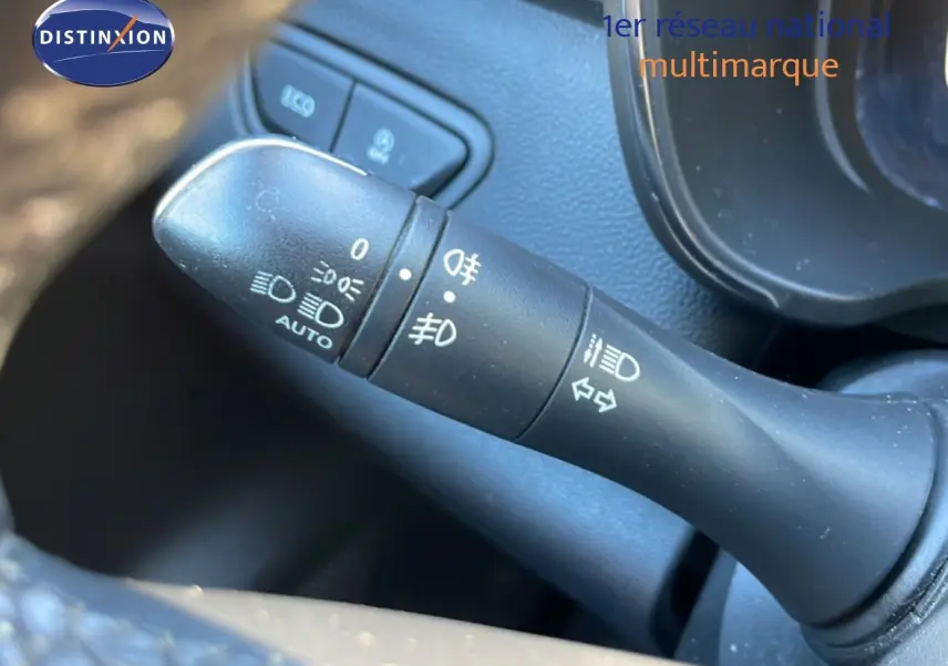 Gros plan sur la commande des phares et clignotants du Renault Kadjar noir, côté gauche du volant.