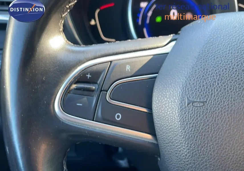 Gros plan sur les commandes au volant noir du Renault Kadjar 2018, avec tableau de bord partiellement visible en arrière-plan.