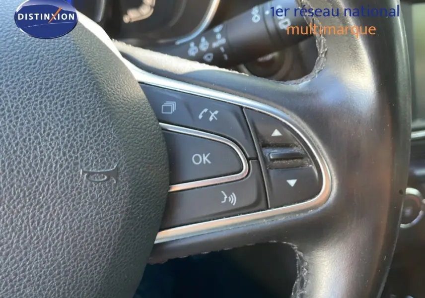 Gros plan sur le volant noir du Renault Kadjar 2018, avec commandes intégrées et finition cuir visible.
